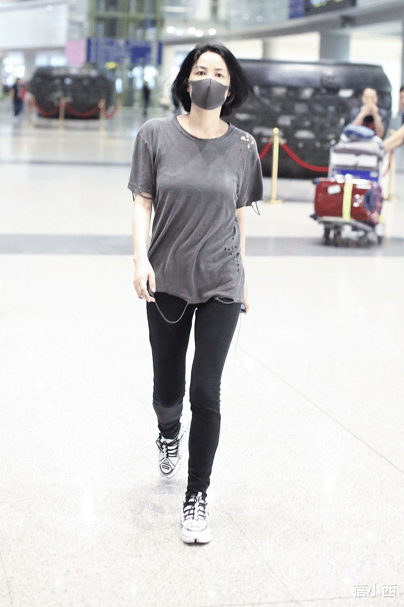 王菲|王菲带二女儿李嫣走机场,又现简约穿搭,李嫣比妈妈更“佛系”