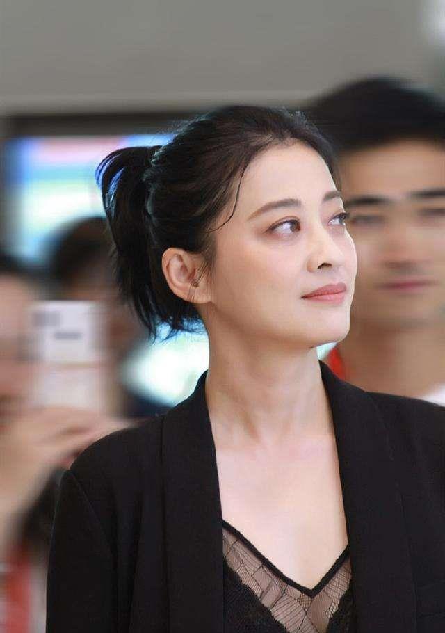 卷发 四十岁以上的女人，建议你放弃卷发，直发更显年轻