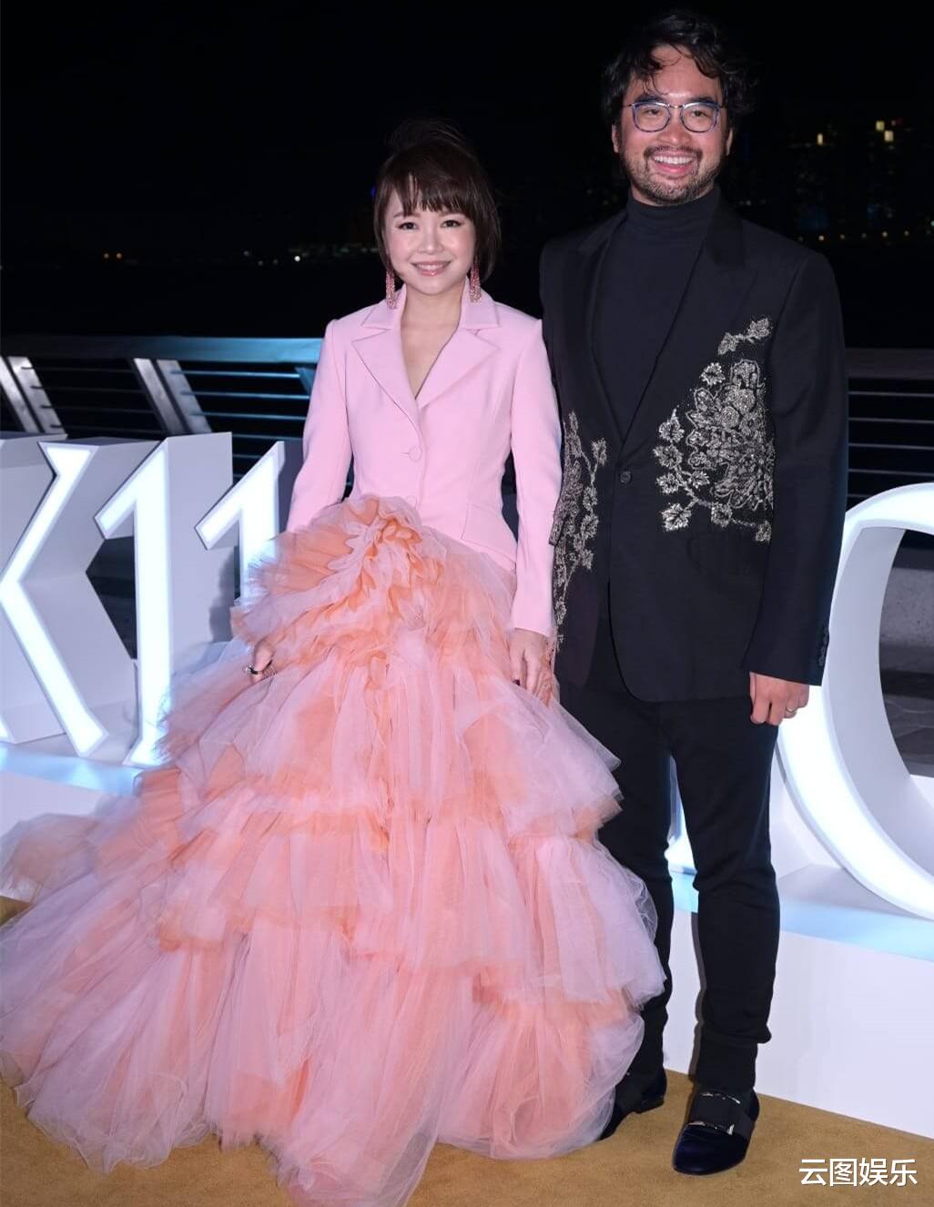 何超琼|何超琼低调参加聚会，与李嘉欣夫妇同场不同框，一身黑衣尽显优雅