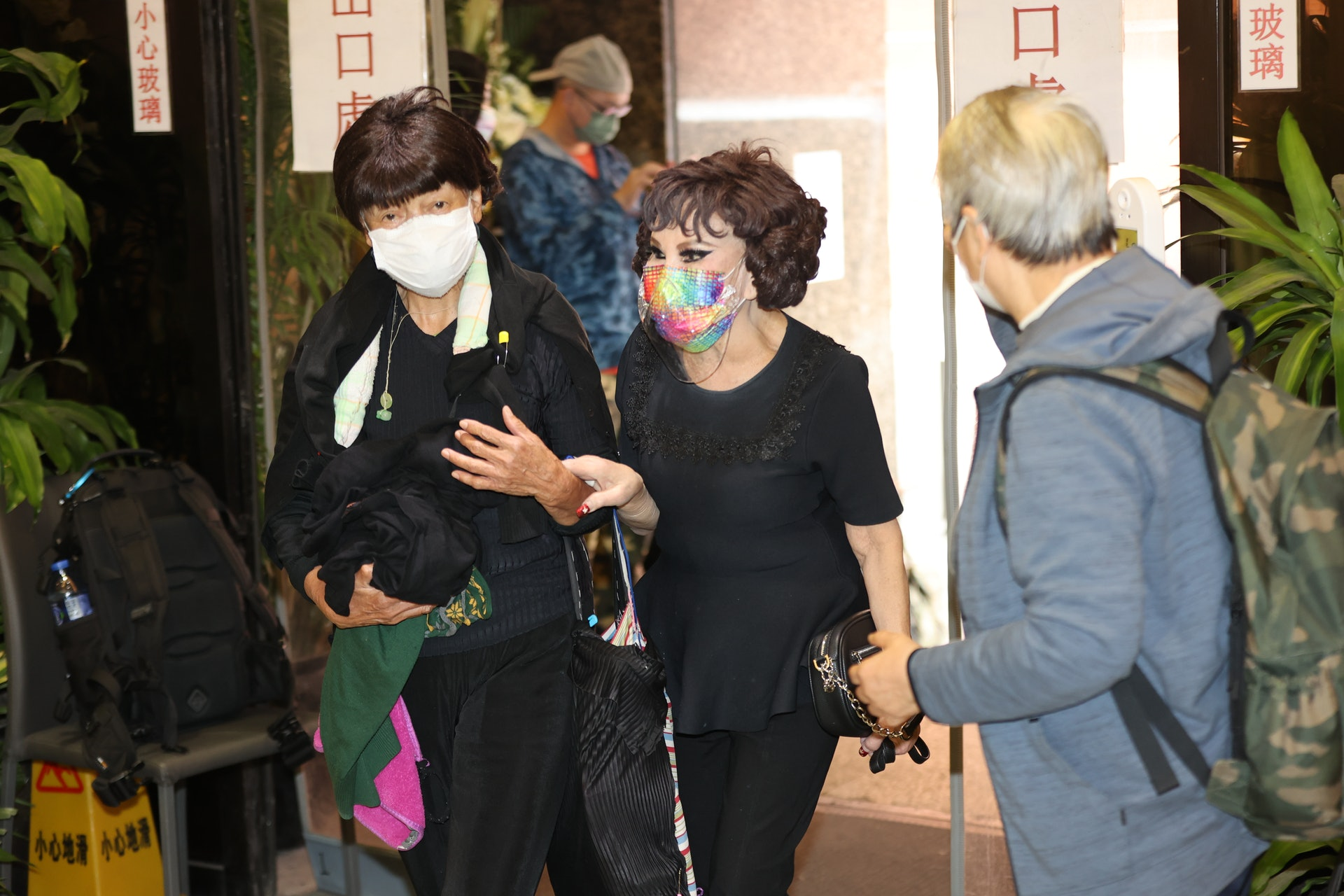 李香琴|李香琴出殡，女儿一头白发捧遗照哀伤送别，苗侨伟黄百鸣罗家英扶灵