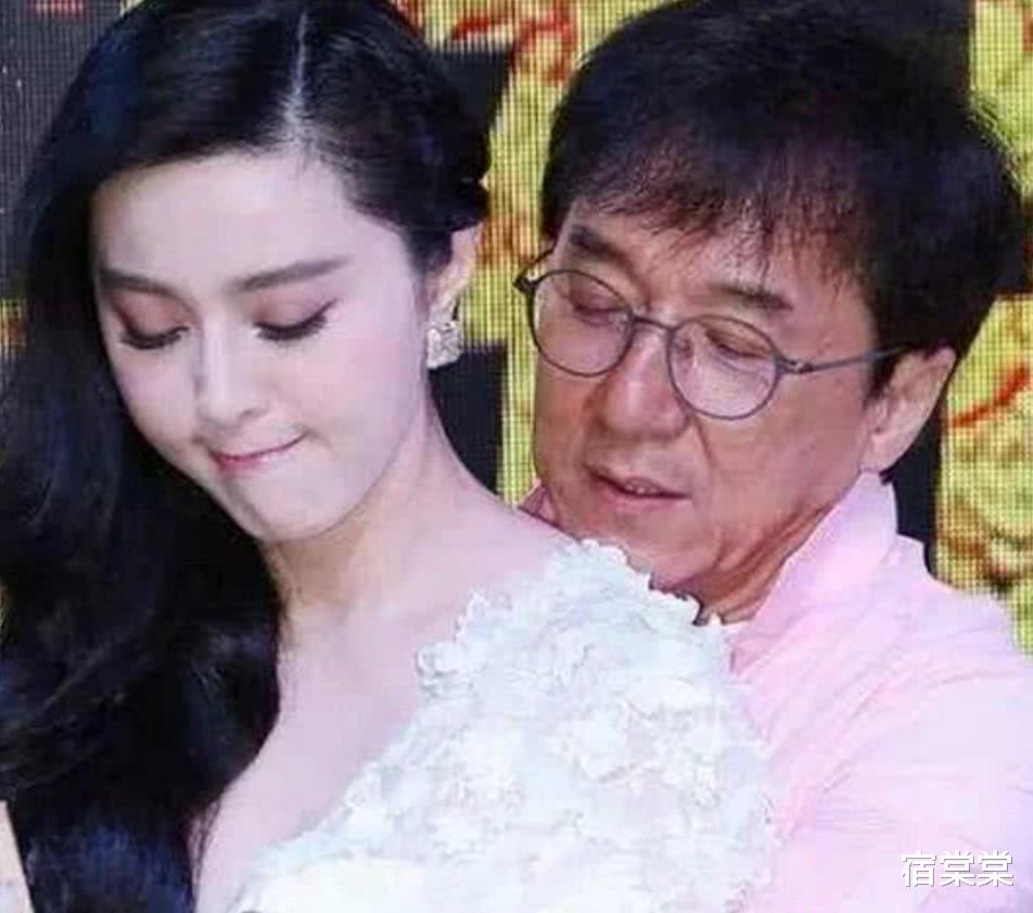 成龙|在发布会上，成龙突然从背后抱住范冰冰，时间长达10多秒钟