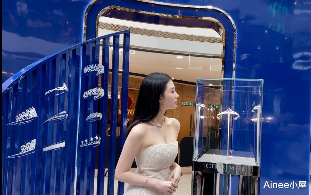 邱淑贞|邱淑贞女儿继承妈妈的好基因,穿抹胸白裙看着好清纯,美得挺自然