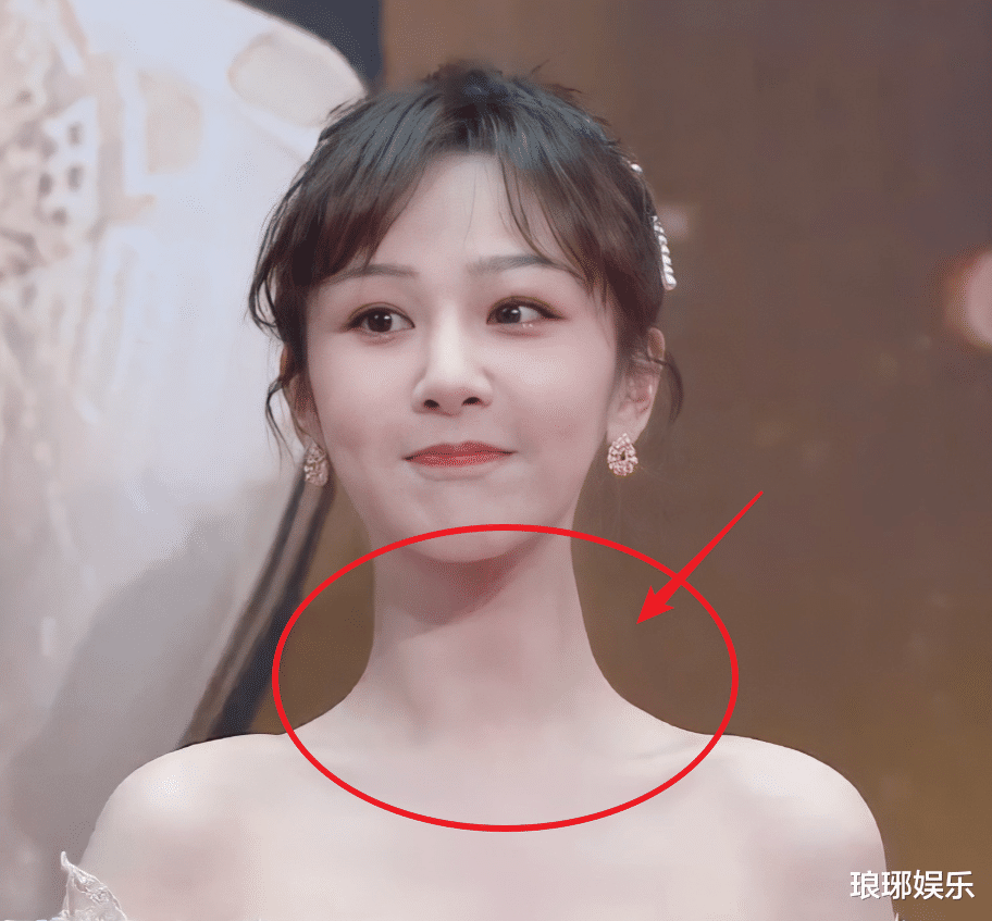 杨紫|杨紫现实中长相如何？参加红毯被路人用镜头拍下，瞬间懂了