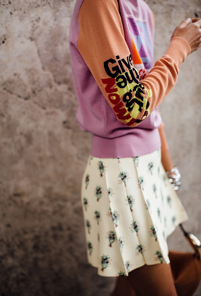 大野视家|迷你裙正在时尚界卷土重来，展现时尚达人的修长双腿