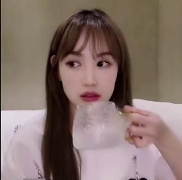 马蓉|马蓉偷偷直播，居家打扮略显年轻，21分钟吸引了5.9万人观看