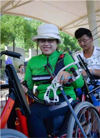 全球时尚风行|残奥会中国代表团旗手曝光！明星脸王浩穿背心帅气，周佳敏超可爱