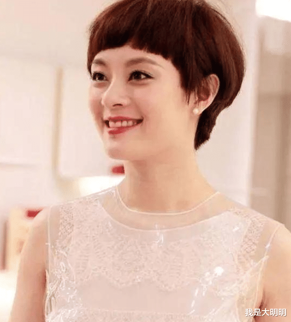 周星驰|孙俪齐刘海波波头照片被曝，身穿薄纱蕾丝裙，网友评论：有刻薄相