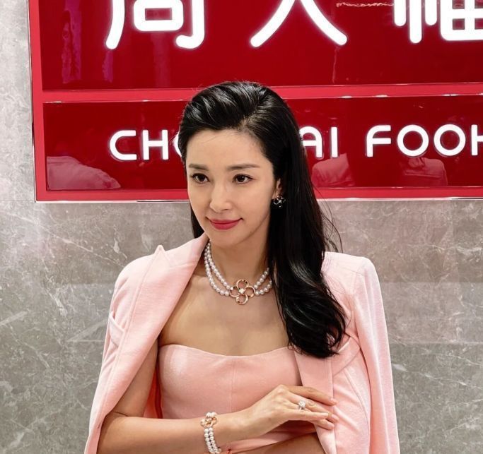 李冰冰|48岁李冰冰出席活动，表情管理失败暴露年龄，意外撞脸吕丽萍