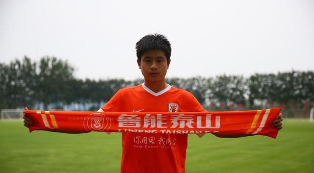 山東魯能|魯能王牌指揮官正式離隊，15歲就留洋巴西，曾單場為球隊獨造三球