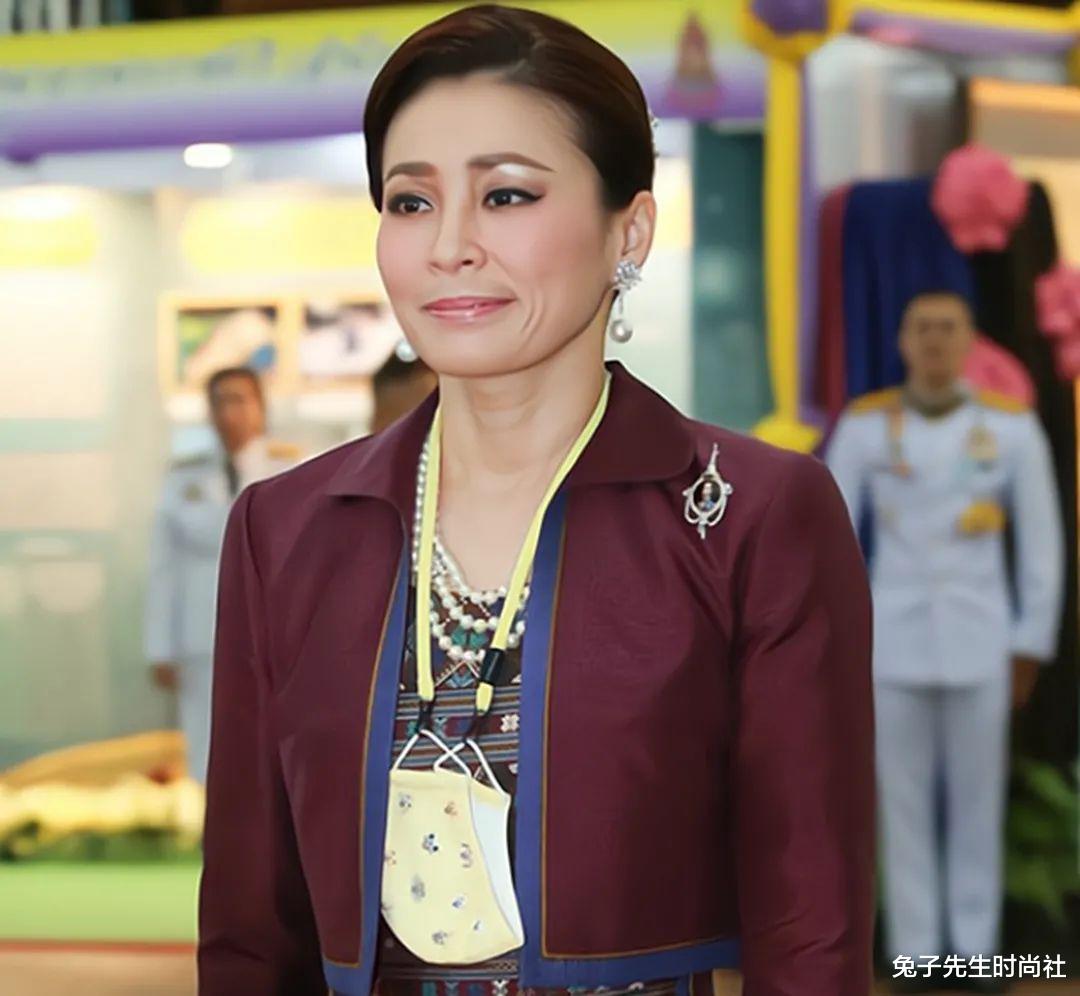 兔子先生时尚社 诗妮娜现在才发现，苏提达绝非等闲之辈，自己只是泰王的一个玩偶