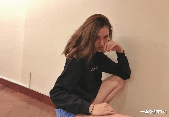 关晓彤|王思聪前女友现身迪士尼被骂暴露狂：尊重你的穿衣自由，请你也尊重下小朋友