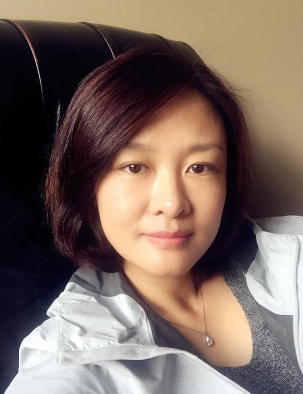 李小萌|前央视主持人李小萌，老公是谁已成谜，她女儿九岁啦，长相不及妈