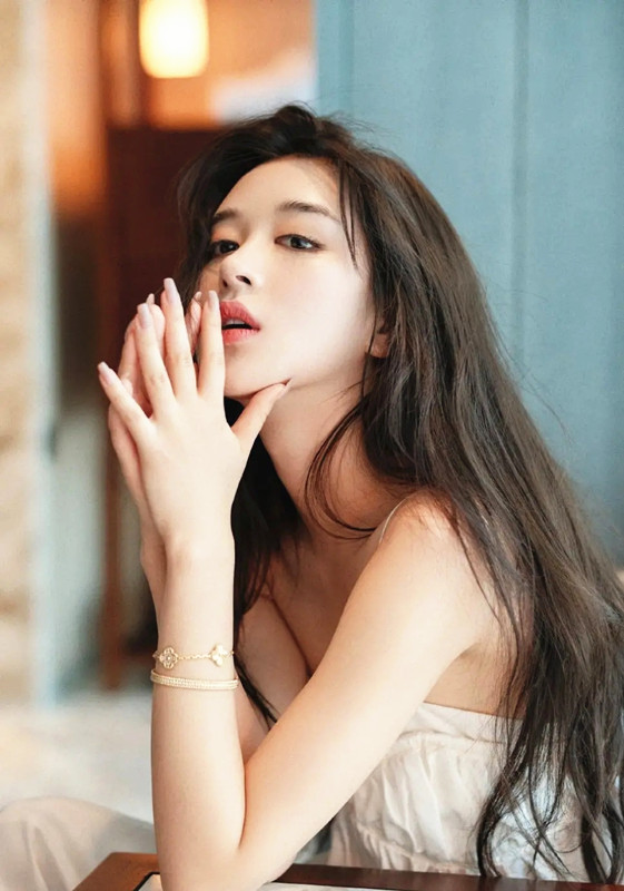 全球时尚号|“最美校花”周子然，颜值在线魔鬼身材，衣品超然气质绰约