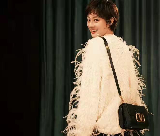 孙俪|被孙俪的穿搭圈粉了，雪纺上衣+黑色裤子，优雅还高级