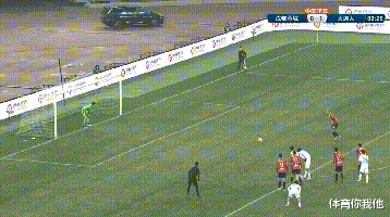 大連|附加賽爭(zhēng)議！大連人3人紅牌，對(duì)手點(diǎn)球前先手球，下輪輸球?qū)⒔导?jí)