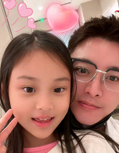 岳云鹏|贾乃亮近照发福胖出肚腩，深夜与异性同行，两人一路热聊气氛好