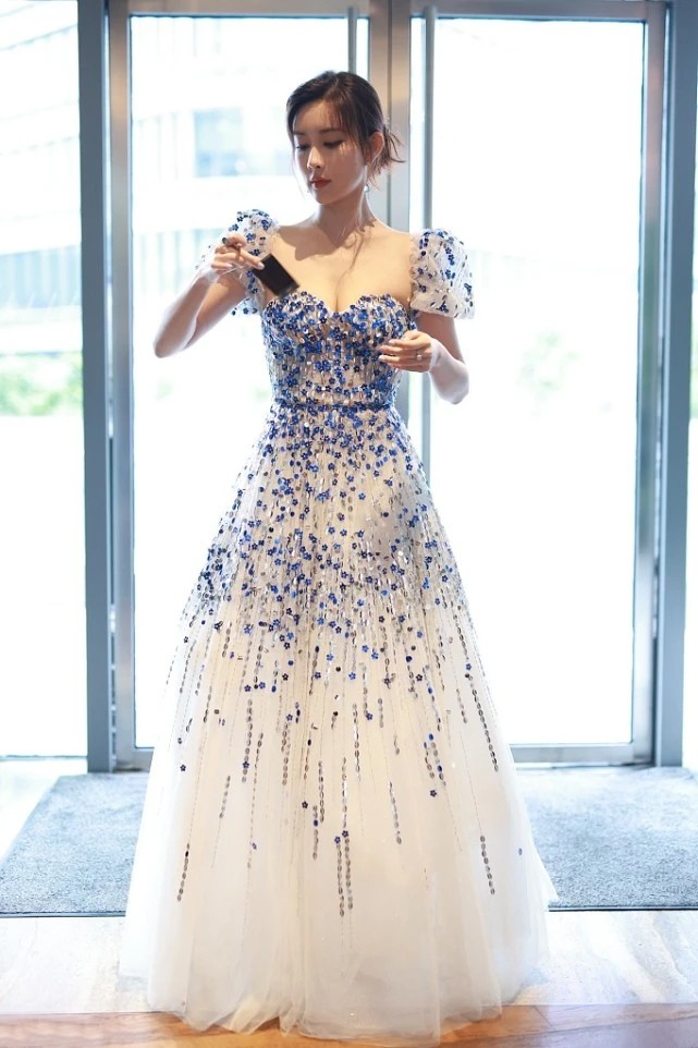 大表姐的时尚圈 轮到孟子义高调一回了，穿抹胸长裙秀身材，和日常状态反差真大