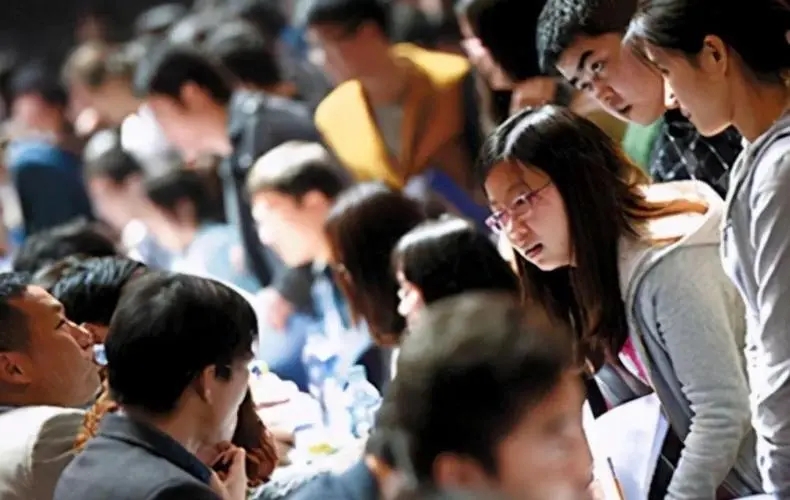 |“你不失业，天理难容”，人民日报怒斥躺平大学生：虚度年华