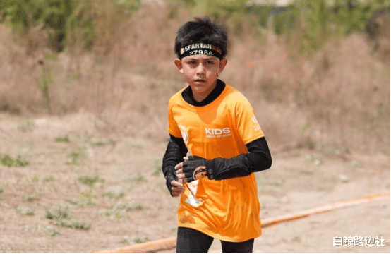 诺一|10岁诺一带妹妹开跑车！晒黑后长相酷似刘烨，看到车激动合不拢嘴