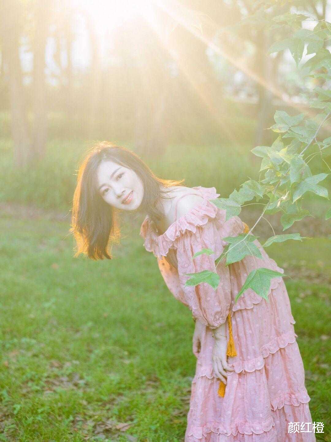 颜红橙|30岁左右的女人，穿衣打扮更讲究质感，西装搭配白裤子干练又优雅