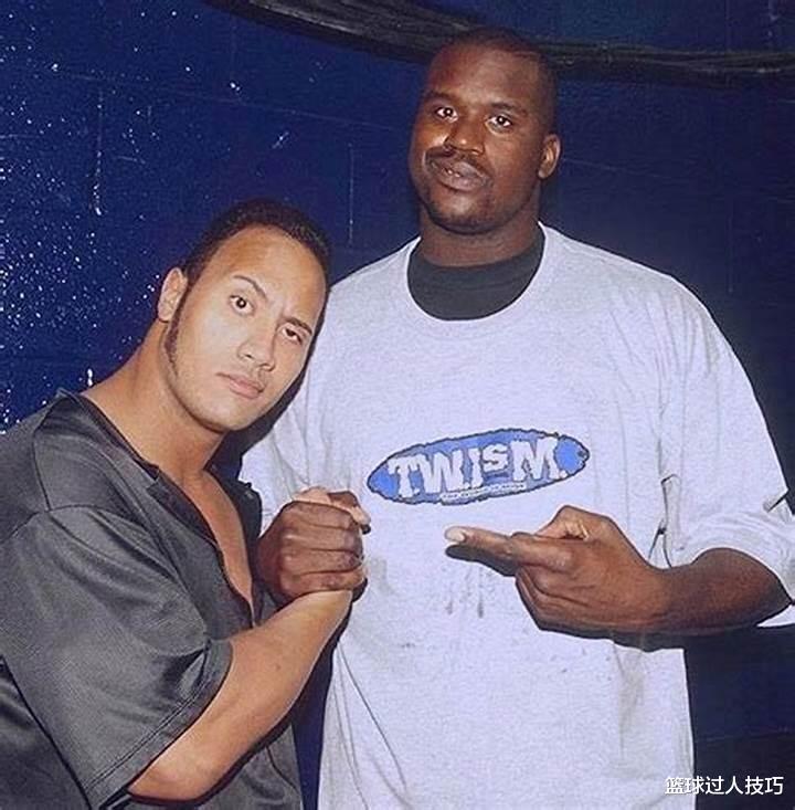 道恩·强森|巨石强森肌肉够牛吧？但在NBA巨人前就是弟弟，2米16奥胖直接秒他