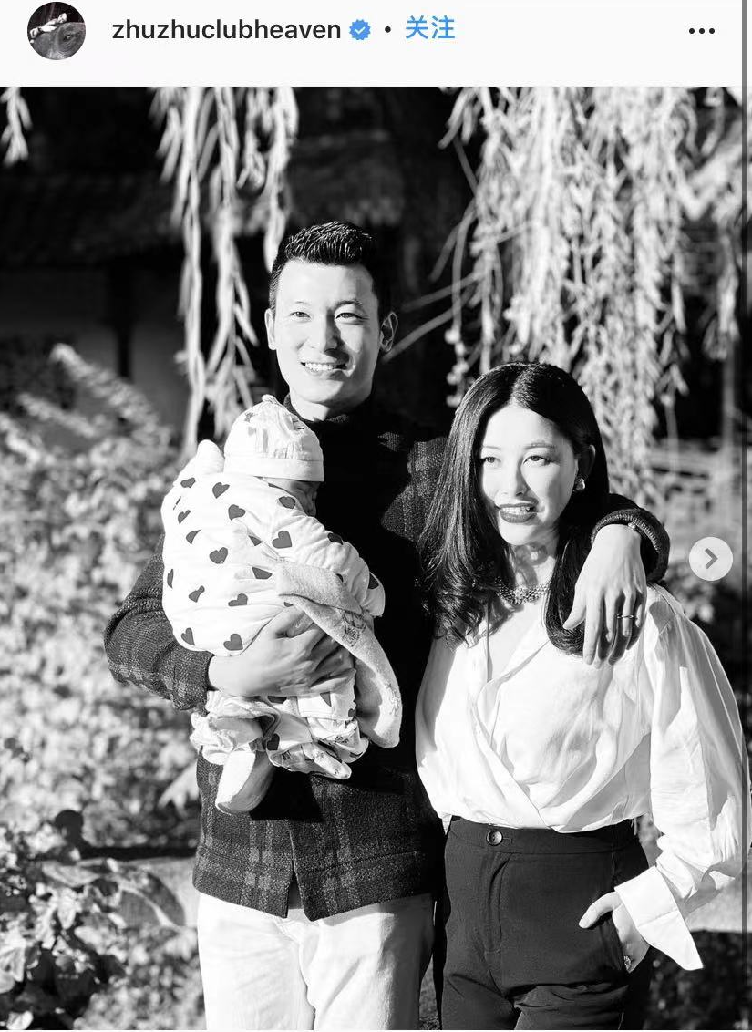 京妈说|朱珠产后首晒全家福!王昀佳单手抱娃,网友:这么抱娃伤脊柱