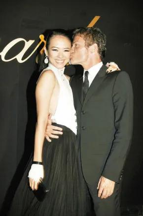 花影爱花 章子怡沙滩脱掉自己泳衣与富豪热吻,和导演深夜讨论剧本