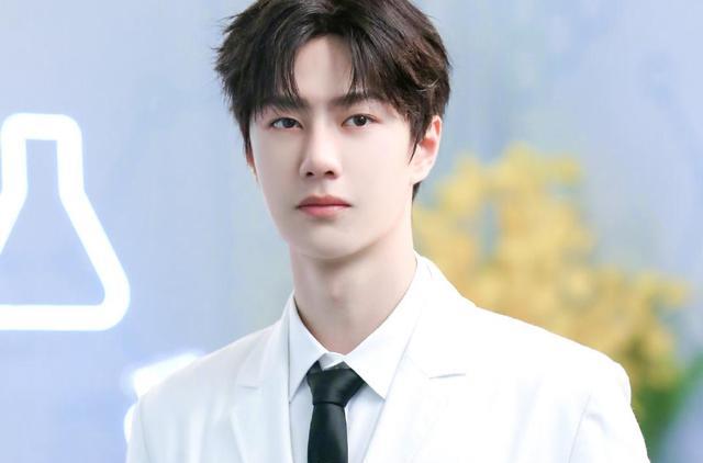 肖战|王一博新代言cue百香果卡1005肖战全自动被骂，靠炒cp能走长远吗？