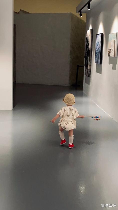 罗斯|林峰女儿近照，1岁小公主会走路了，高高瘦瘦灵活俏皮好活泼