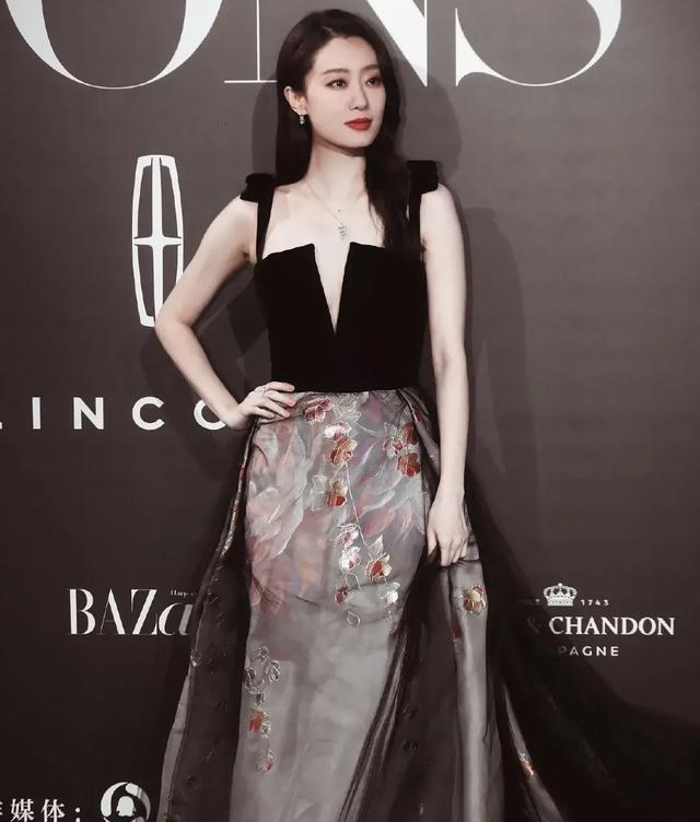 张小斐|张小斐出席时尚芭莎晚会，换了三套裙子