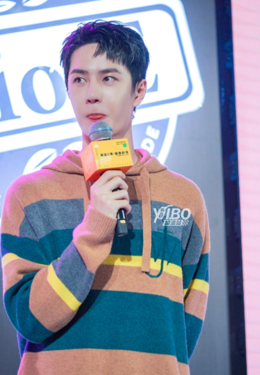 王一博|王一博在机场被拍，站姐镜头下曝光真实身高，但谁注意他鼻子了