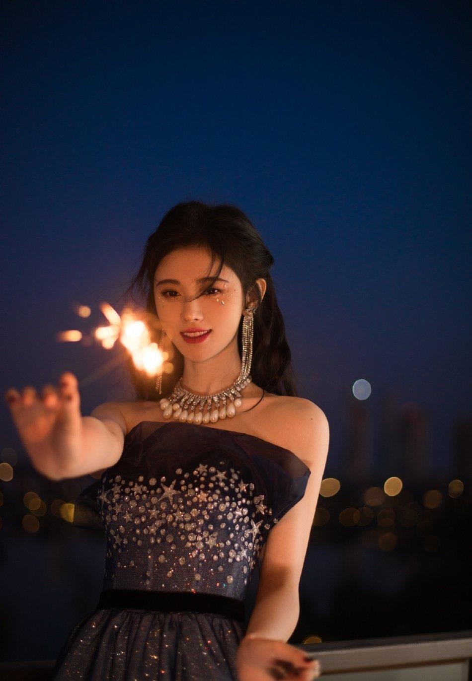 晚礼服|烟花下的鞠婧这么浪漫?穿深蓝色纱纱裙,满身星星自带梦幻朦胧美