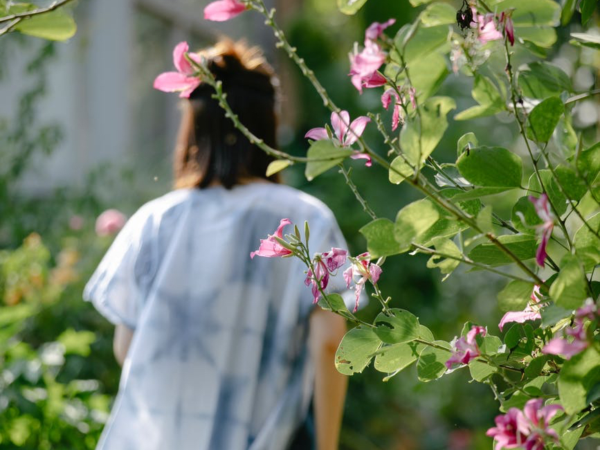 天亮了|“孩子爸爸呢，他不能来接吗？”女儿老师的话，女人听后委屈哭了