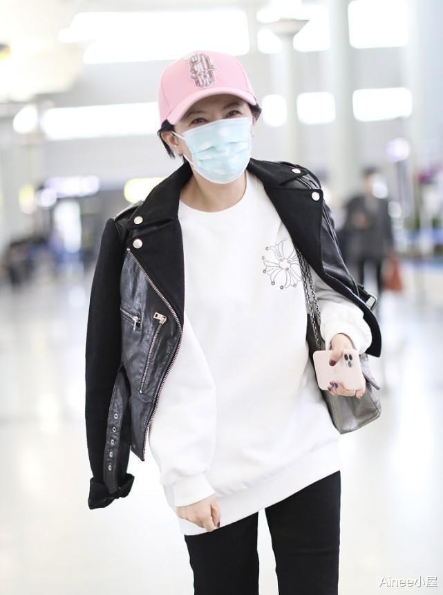 Ainee小屋 40岁金铭还似没长大的样子，穿白卫衣配粉帽子，穿皮衣都不显老