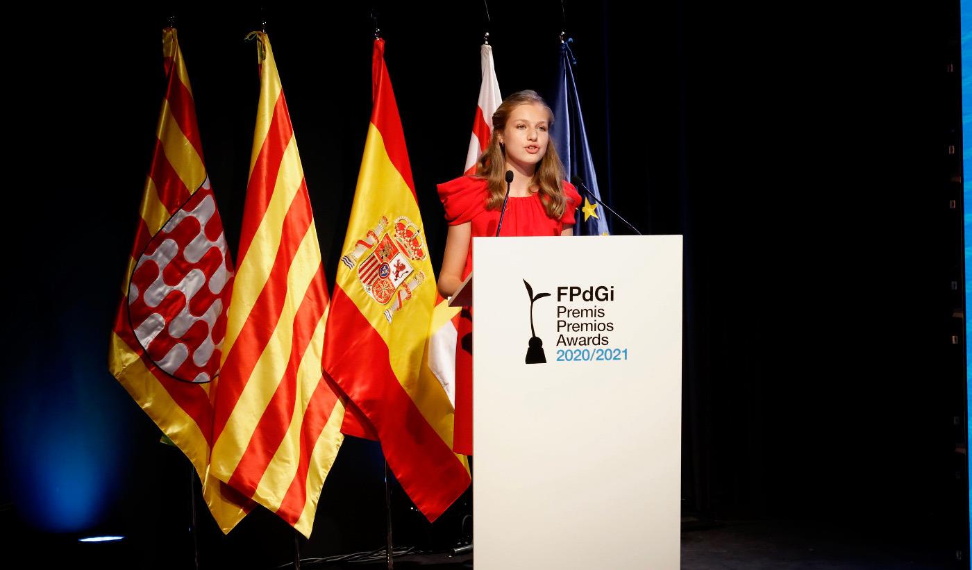 欧美时尚前线|西班牙国王一家四口全出动，莱昂诺尔一身红裙吸引全场目光