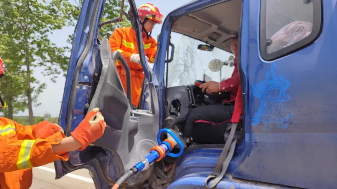 新报业传媒 不幸中的万幸!国道上货车追尾,被困司机自行走了出来!