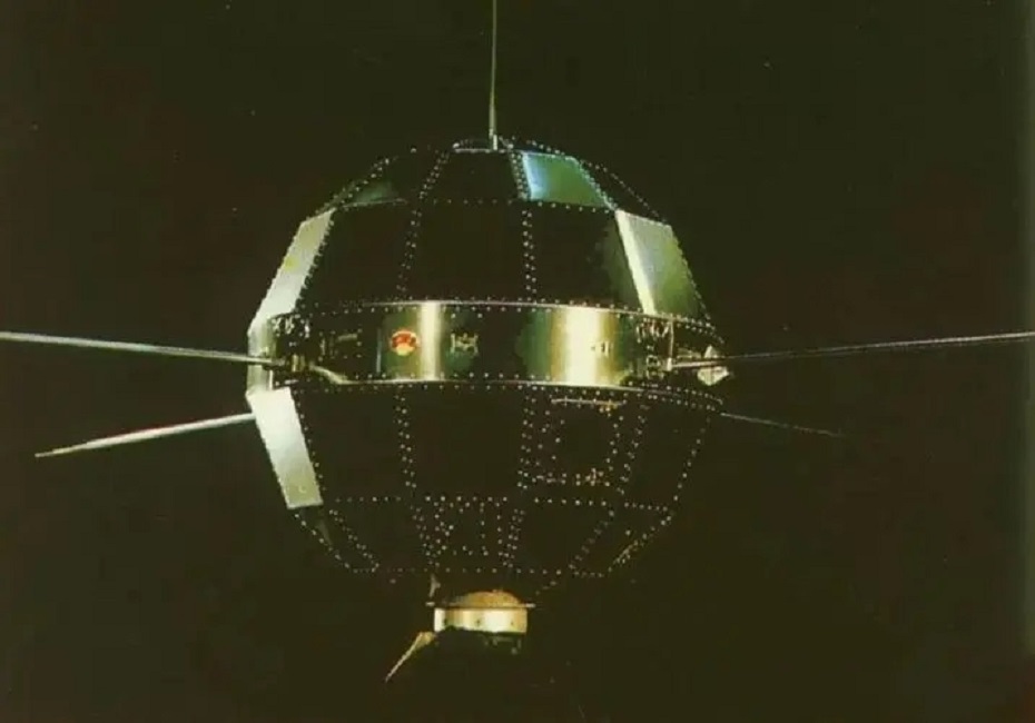为什么卫星在太空中掉不下来,地心引力哪去了?