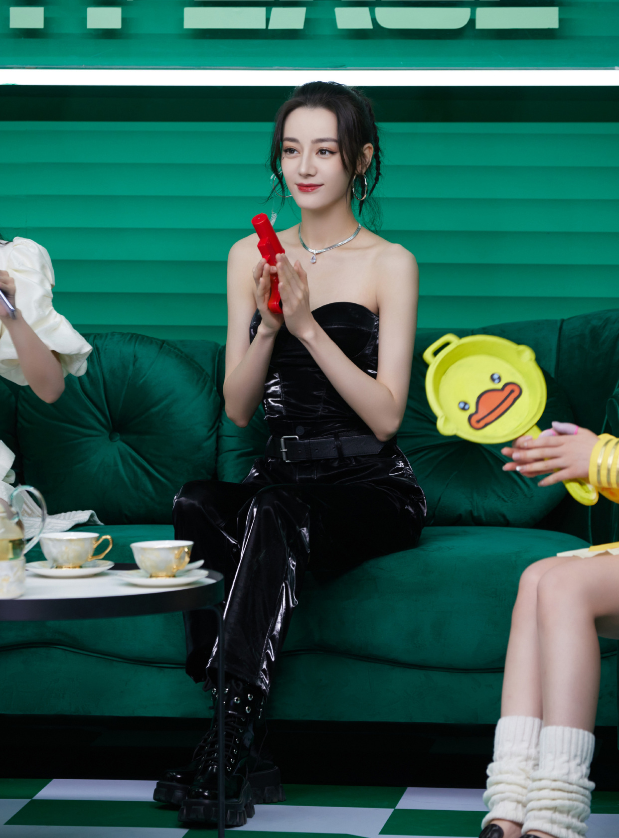 赵本山|迪丽热巴抹胸大片绝了！果然“御姐风”更适合她，粉丝：老公好帅