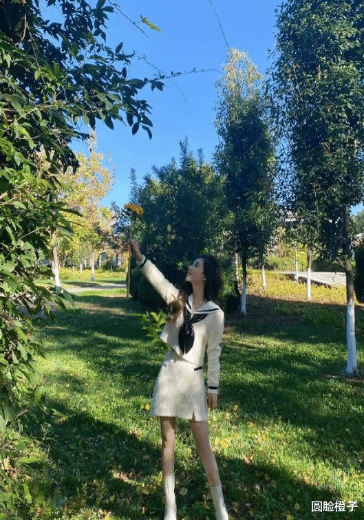 冯提莫|冯提莫是大眼萌妹代言人吧！娃娃领连衣裙搭配双马尾，越看越美