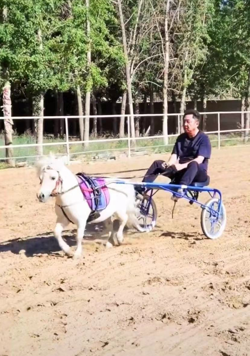 于谦|于谦晒自家农村小院!戴大玉佩生火做饭姿态娴熟,四周环境接地气