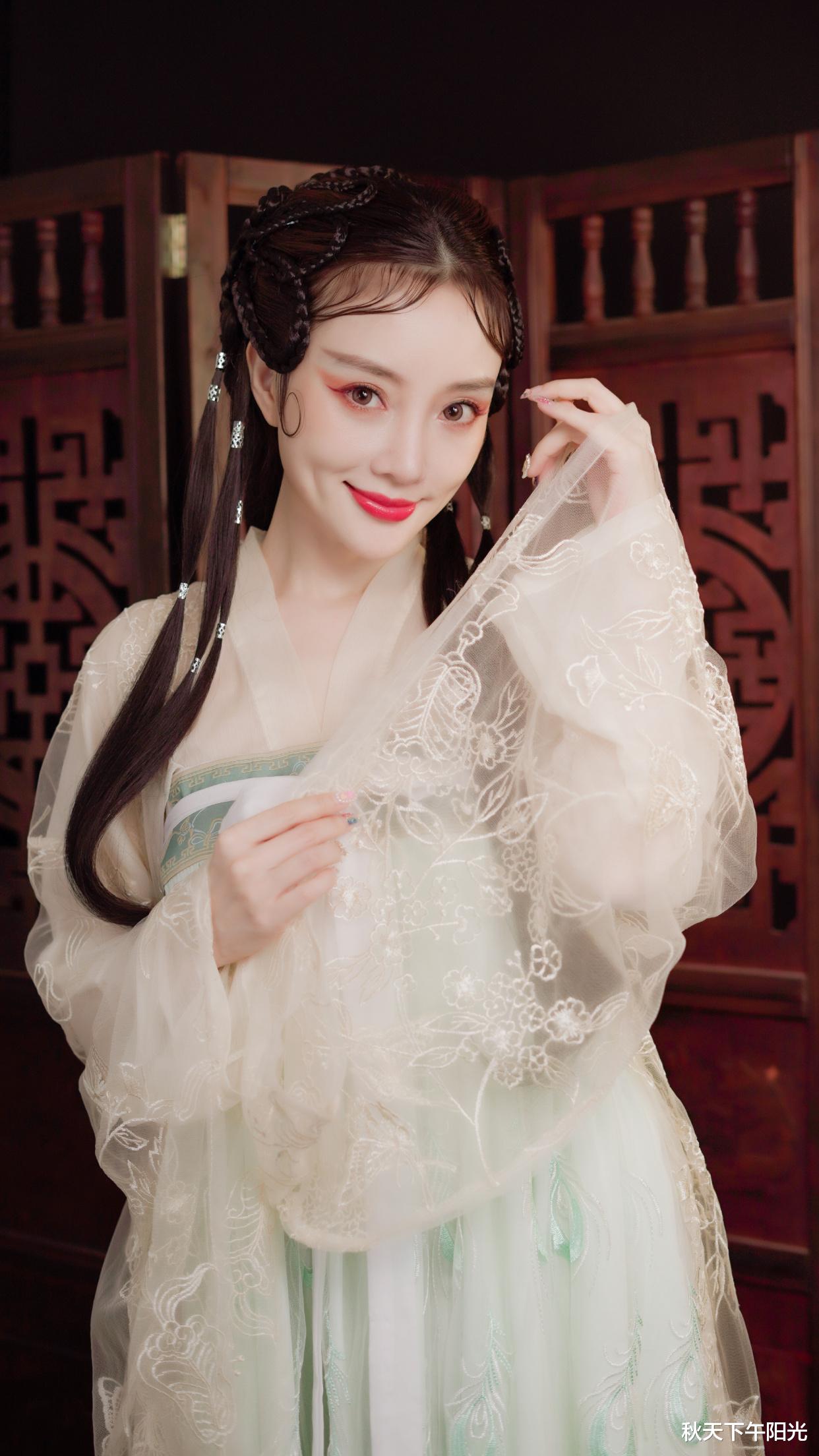 李小璐|李小璐带9岁女儿出入酒局！扬言让其多认干爹，为圈内发展铺路