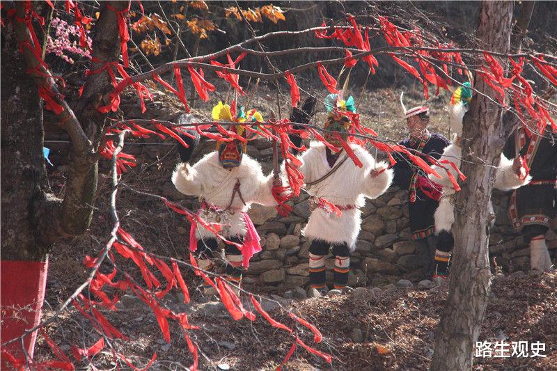路生观史 甘肃与四川之间有条密道,是河谷,造就三星堆青铜面具的奇特长相