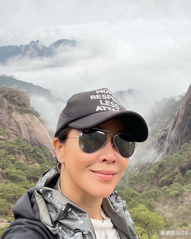 刘嘉玲|刘嘉玲在黄山雪地里跳舞，捧着雪抛向空中，开心得像个孩子