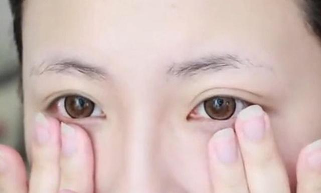 巫马玉龙 年纪轻轻二十出头眼角就已经冒出皱纹了怎么办?该用眼霜来护理了