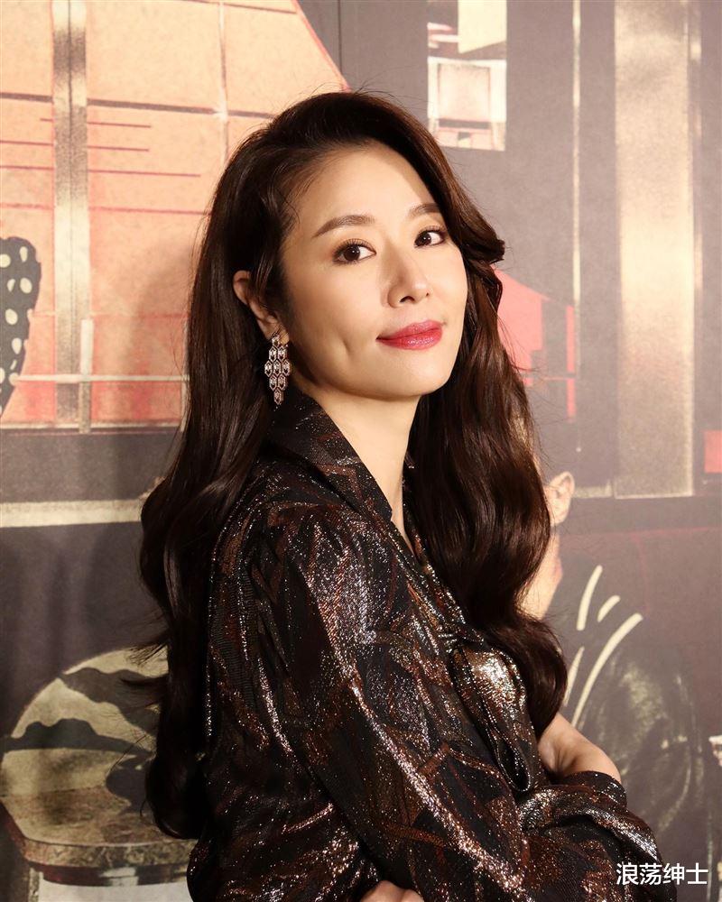 王力宏|林心如收大红礼盒！网友看错狂刷王力宏：又结婚了？