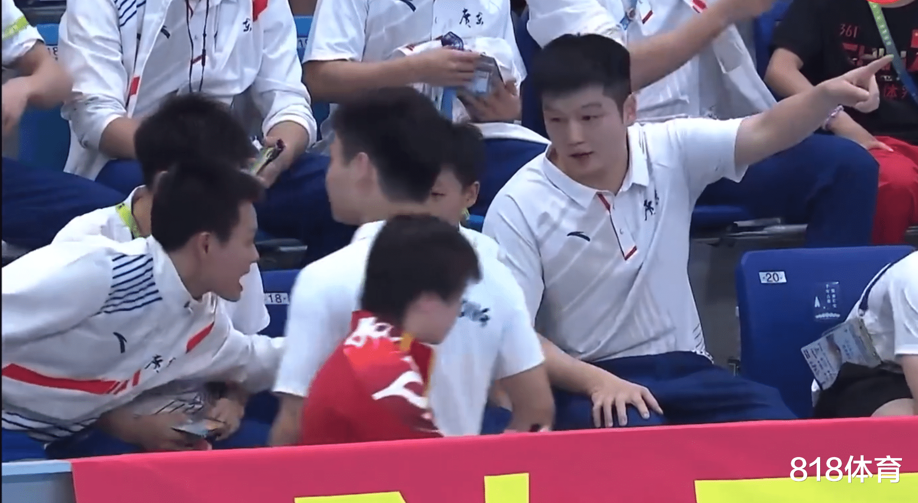 全红婵|萌翻! 全红婵被师姐陈艺文偷吃半根火腿肠, 气呼呼找樊振东告状