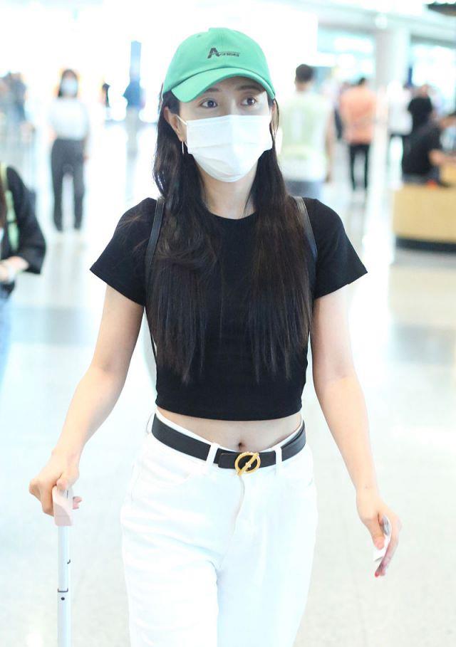 辰雪聊时尚|包文婧瘦得刚刚好,穿黑色T恤“露腰”出彩,白色裤子配出清爽感