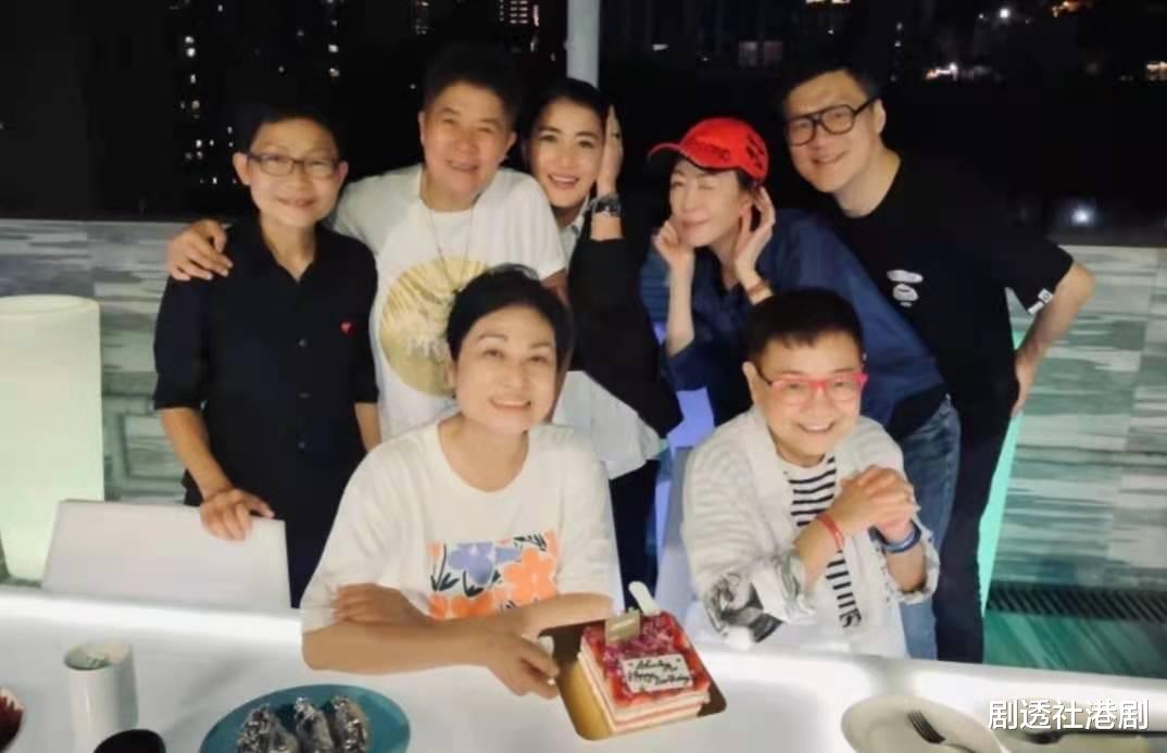 袁洁莹|近况曝光！香港知名女星大热天穿风衣，身形暴瘦目测不足100磅