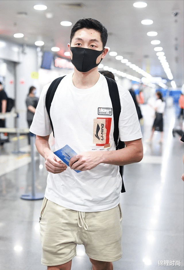 锦鲤时尚|“国乒喜剧人”许昕有了31岁的稳重感，白色T恤配短裤，挺清新的