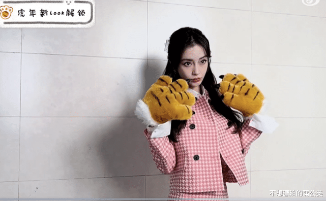 Angelababy|杨颖录制卫视春晚，牵着孩子一脸宠溺，送工作人员小礼物情商超高